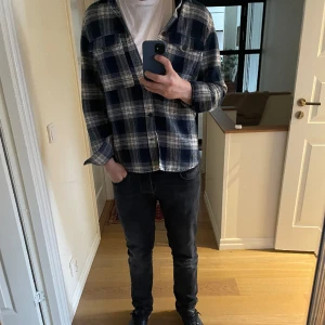 Overshirt Dobber  - Riktigt skön och snygg overshirt från Dobber! Modellen är som en flanellskjorta, fast i overshirt ”format”. Sjukt snygg över väst eller bara T-shirt/skjorta.   Vid intresse eller funderingar, hör av er!