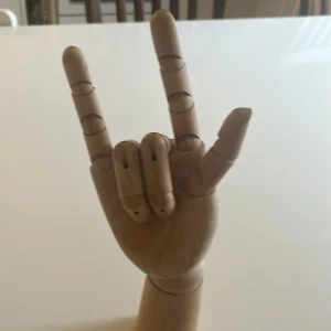 Trähand - Går att ändra form, hur fingrarna ska vara, hur handen ska vara lutat mm. Original pris 299