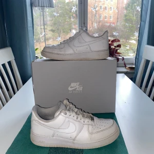 Air force 1 - Storlek 43, köp på JD sport. Skicket är helt okej, om man vill ha box,creas skydd och så tvättar jag dem,då kostar det 400kr