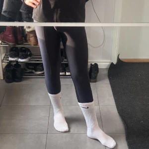 Bygelbyxa  - Världens iconiska byxor!!Som ny (har använt 1 gång).  Otroligt skön, strechig och luftigt matrial ⭐️  Kan användas på gymnastik tävlingar och träningar!  Har köpt den för 570 SEK och säljer den för halva. 🤍 