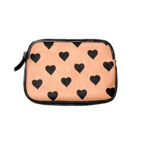 Plånbok från wos  - Super nice plånbok med en hårig textur och hjärt mönster❤️ aldrig använd‼️ går att använda som väska då det finns öglor att sätta handtag på ‼️original pris 449kr