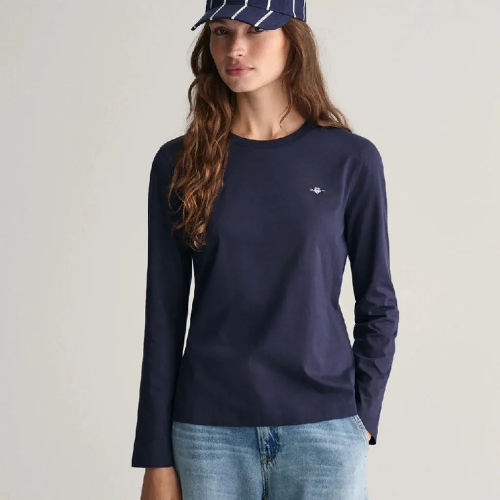 Nyligen köpt Gant långärmad navy blå tröja som inte kommer till användning längre💗Ordinarie pris: 600kr Säljer för: 350. T-shirts.