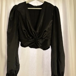 Topp  - Svart topp från Nelly i storlek XS. Använd få gånger, därav fint skick 💕 