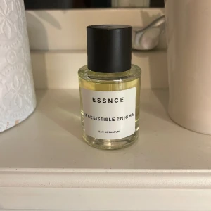 Dupe på prada paradoxe - En super god parfym från essnce. den här är en dupe på prada paradoxe som är typ identisk med originalet. typ oanvänd bortsett från några sprut för att testa, säljer pga har en till. skriv gärna om du har några frågor :)