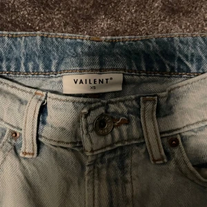Vailent jeans - Lite slitna längst ner, bra kvalitet. Sköna och sitter inte för tajt