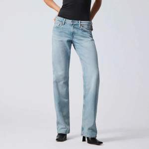 Raka lågmidjade jeans! Samma modell som första bilden men i ljusare färg 🌟