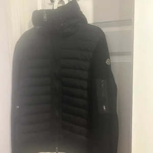 Moncler Cardigan - Sparsamt och försiktigt använt skick på cardiganen. Säljes för inte min stil längre.