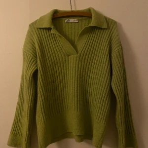 Mossgrön stickad tröja från Zara - Syns att den blivit använd pga tvätt (slitit lite på tyget). Annars väldigt skön och har breda ärmar.