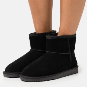 Svarta ugg dupes - Skorna är från zalando och har använts 1-2 gånger så de är i väldigt bra skick!