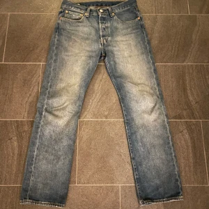 501 Levis  - Säljer mina oanvända 501! Har använt dom max 5 gånger! Inga skador eller nått!  10/10 skick.  Sjuk fet färg på jeansen som passar till allt! Frågor i dm!! 