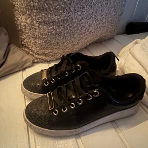 Kurt geiger skor - Säljer mina sjukt snygga skor från Kurt geiger med glitter detalj framtill! Strl 38 💌