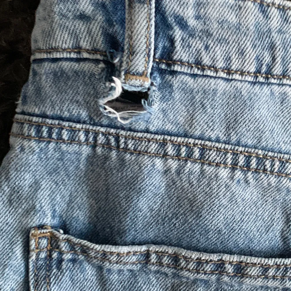 Väldigt fina jeans. Säljer dom eftersom jag inte kan längre knäppa dom. Har ett hål där bak som ni ser på bilden. Men annars är dom använda c 5 gånger. . Jeans & Byxor.