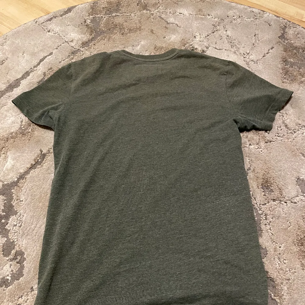 Lyle & scott t shirt i olivgrön, skick 8/10 storlek xs. T-shirts.
