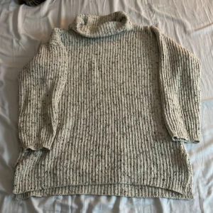 Stor stickad tröja - Lång stickad tröja i storlek 40. Köpte den för ett avenemang men använde den inte efter det