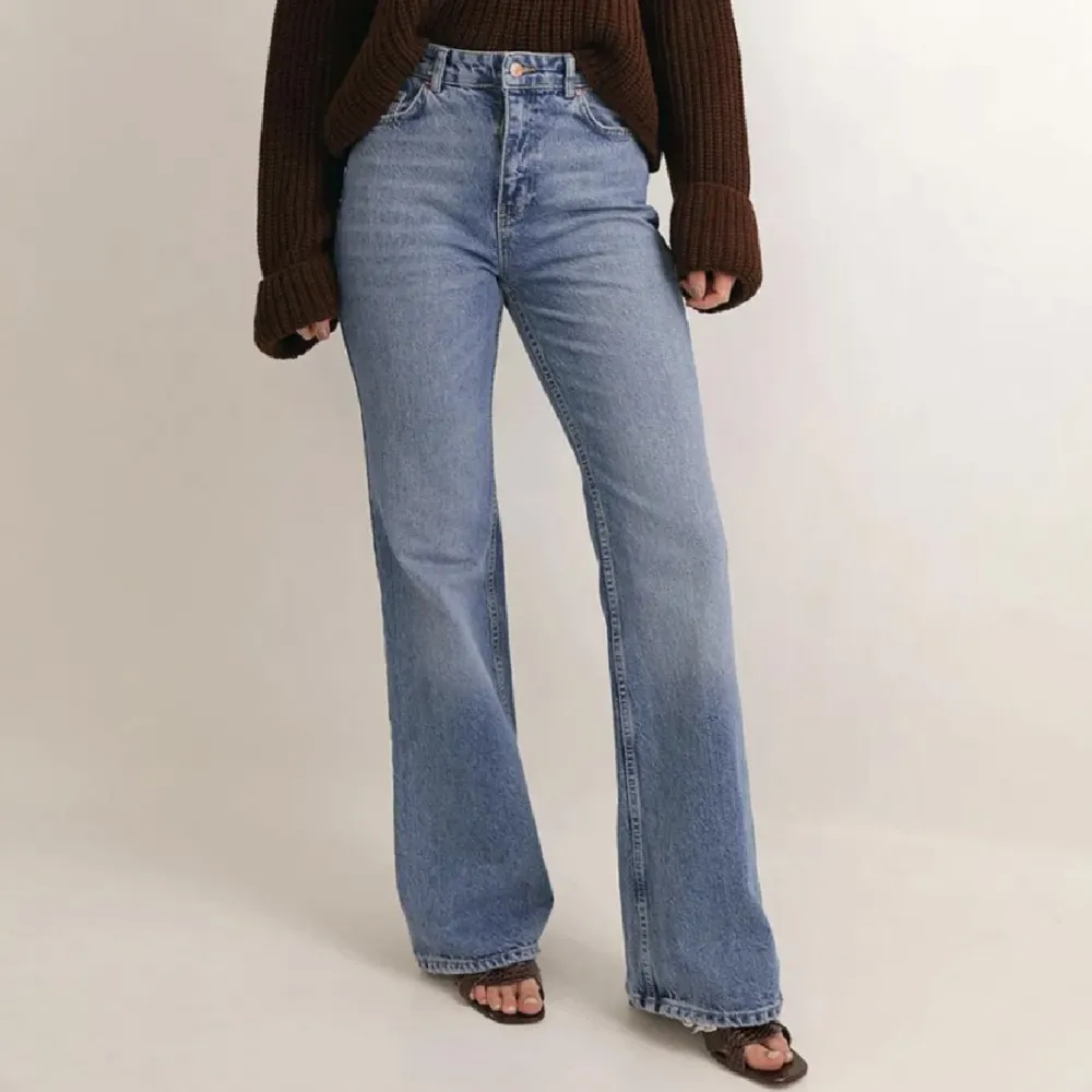 1 - Mörkblåa bootcut jeans, helt oanvända med prislapp kvar, nypris 599 kr. Köps separat: 300 kr. 🖤2 - Svarta straight jeans med slits, nypris: 499 kr. Köps separat: 200 kr. 🖤3 - Ljusblåa straight jeans med slits, nypris ca 400 kr. Köps separat: 150 kr.. Jeans & Byxor.