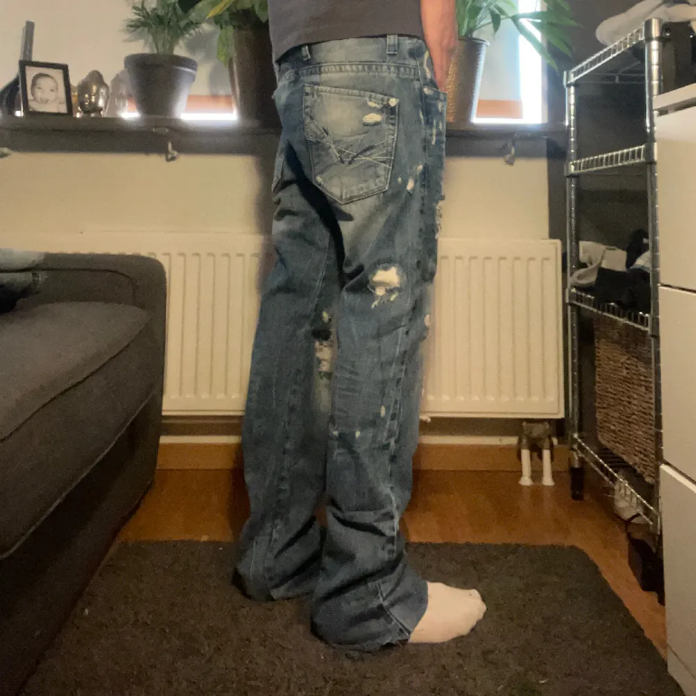 ripped distressed jeans me feeeta detaljer.. Jeans & Byxor.
