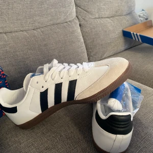 Helt oanvända Adidas Samba Vita - Helt oanvända Adidas Sambas i Färgen Vit! Säljer pga att sidan skickade fel storlek… Medföljer prislapp samt kartong till skorna vid köp Skriv för fler frågor 