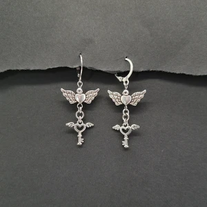 Handgjorda örhängen  - Handgjorda örhängen ●Material-  zinklegeringar ●Gjord i bra kvalitet 💎Örhängeskrokar - rostfrittstål . Nickel fri.☆☆ 20kr/st eller 40/par☆☆Längd - 5cm 