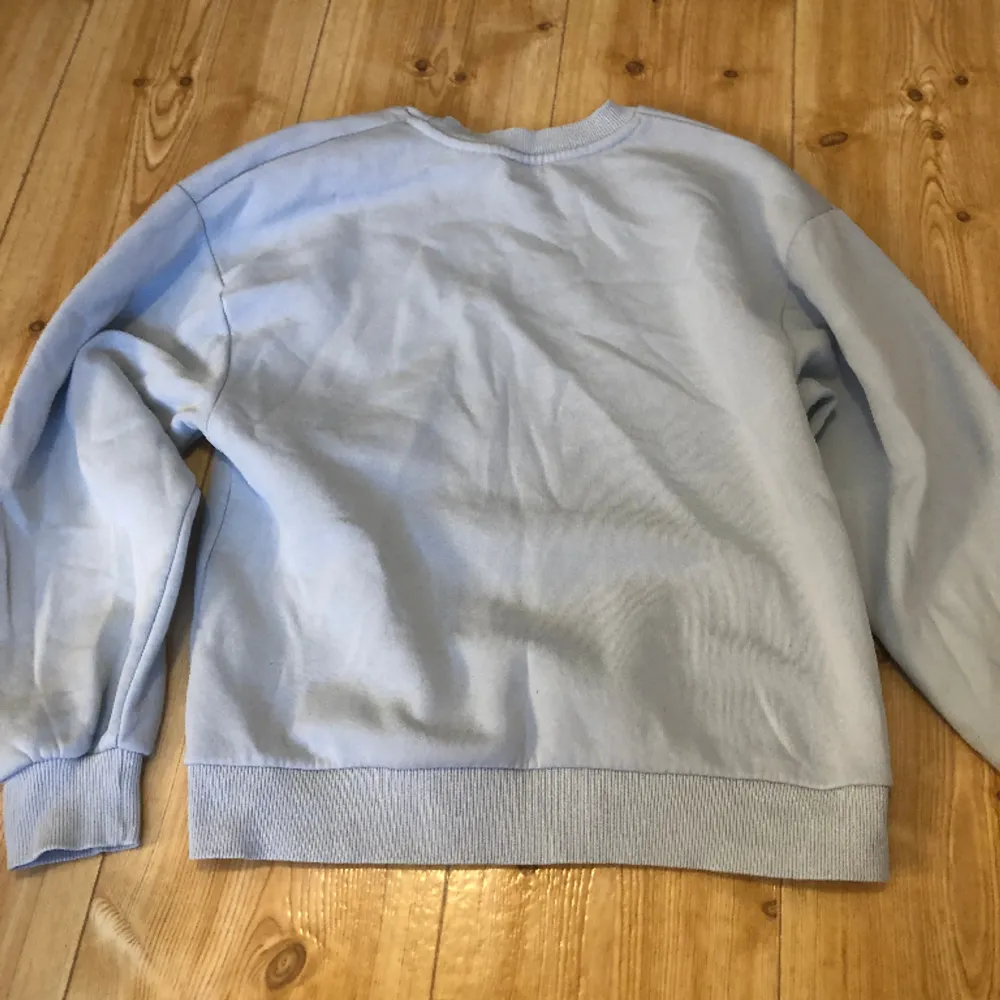 Säljer denna snygga blåa sweatshirten från ginatricot i strl xs säljer för 119:- nypris 279:- den är andvänd några ggr. Hoodies.