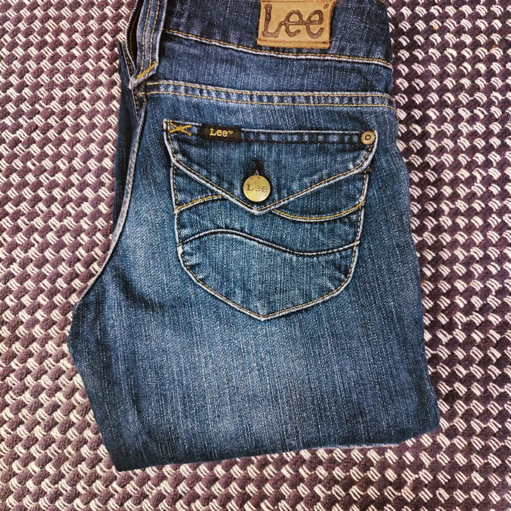 Nya lågmidjade Lee jeans⭐stl W25 L31⭐ tyvärr för små för mig. Sista bilden är lånad och i en annan färg, men visar hur dom ser ut på💕. Jeans & Byxor.