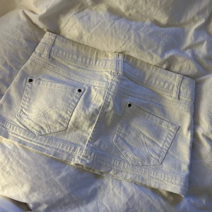 jeanskjol - säljer den här fina vintage jeans kjolen!💕 midjemåttet är 39, kjolen är lågmidjad!
