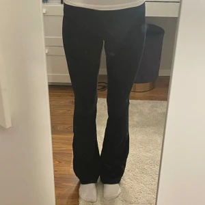 Svarta byxor - Utsvängda byxor i bomull material, från lager 157 säljer då de inte kommer till andvändning 💝