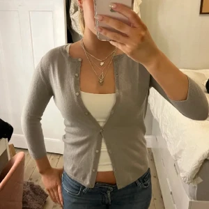 Zara kofta - Säljer denna fina zara koftan. Använd fåtal gånger (ny skick) skriv för fler frågor☺️