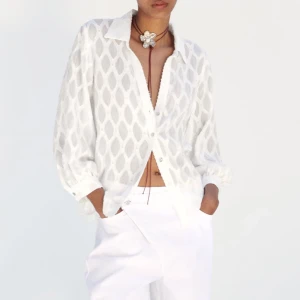 Zara blus  - Säljer en så fin blus från zara. Perfekt nu i sommar. Helt oanvönd med prislapp☺️❤️