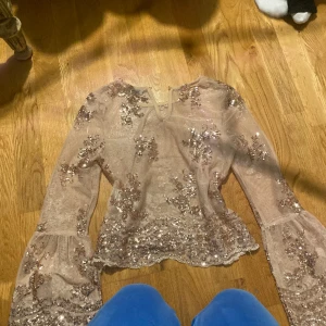 Glittrig festtröja - Glittrig festtröja, använd få gånger och går ej att köpa längre❤️ bra kvalitet och inga defekter!