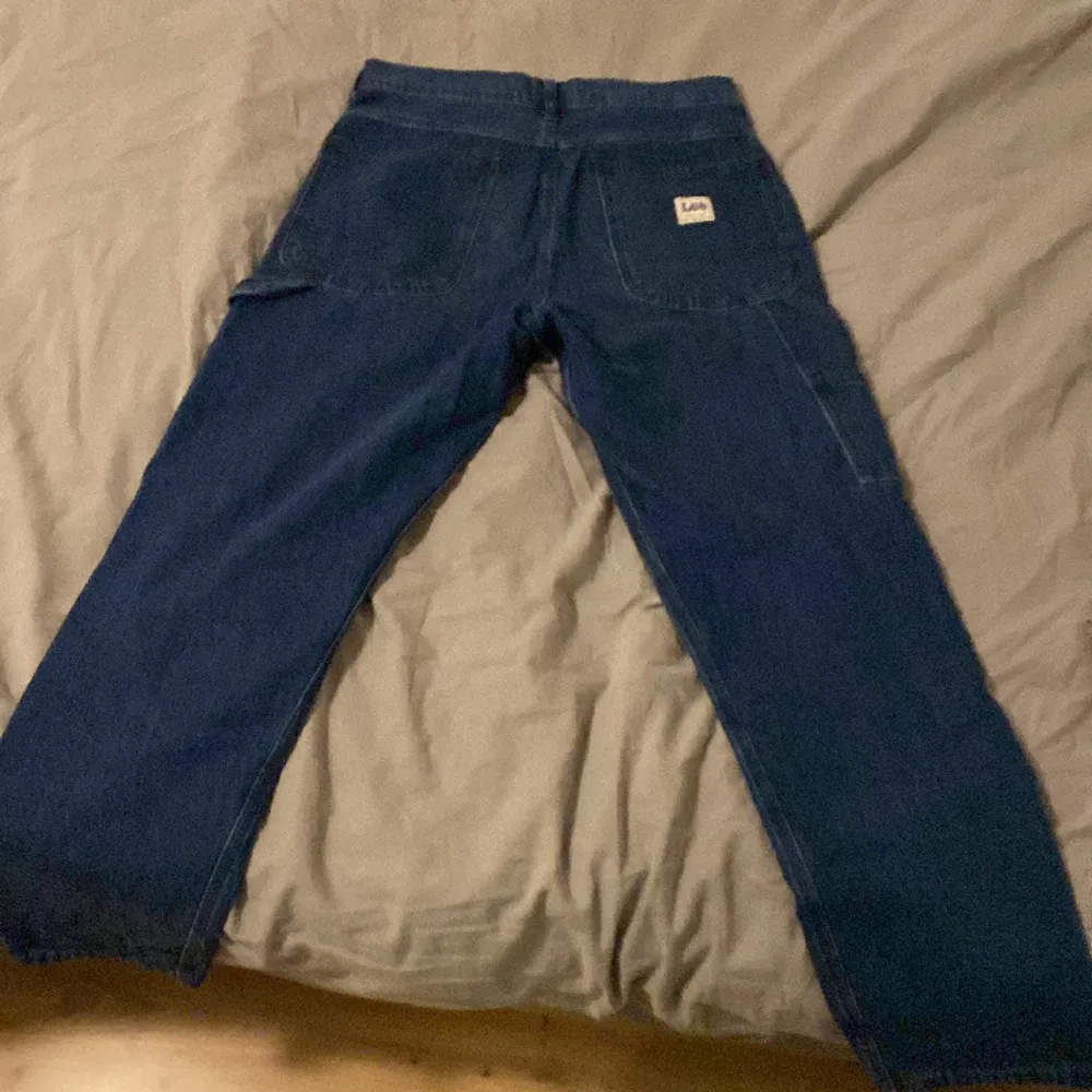 Fina Lee jeans. Använts en gång men var inte min stil.. Jeans & Byxor.