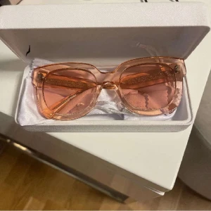 Chimi solglasögon  - Chimi solglasögon i rosa, 08, knappt använda. Säljer pga att ja har liknande.  Nypris: 1250kr Pris kan diskuteras 