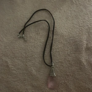 Halsband med kristall - Stilrent halsband med plastkristall 