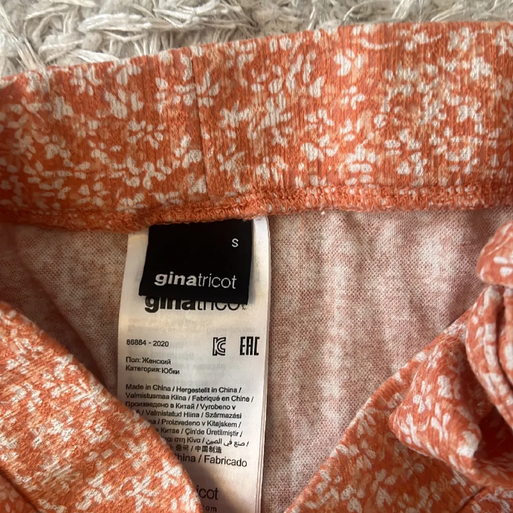 Orange kjol från Gina säljer då den ej kommer till användning💓💓💓. Kjolar.