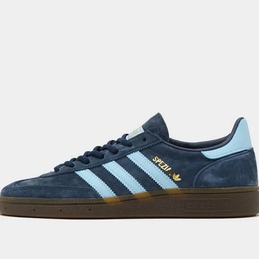 Helt oanvända jättefina skor från adidas som jag tyvärr måste sälja eftersom att de är för stora för mig. Inköpspris är 1300kr. De är helt oanvända, ligger kvar i boxen och har alla lappar kvar!. Skor.