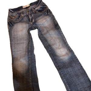 Fina jeans med unika detaljer 🫶🏻 Storlek 27, true 2 size, midjemåttet är 34, med mycket stretch, de passar mig som har midjemått 40 i vanliga fall väldigt bra! 🔥innerbenslängd 71 cm ❤️ skriv om du har några funderingar 🤩