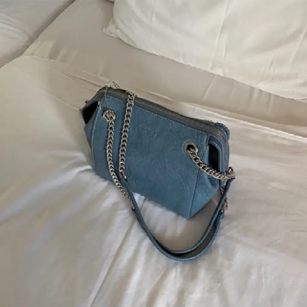 Söt ljusblå handväska i fint skick! (Tasseln följer inte med) 💓💓. Väskor.