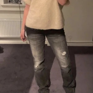 Ltb jeans valerie - Populära low Rise och Bootcut  ltb jeans i modell valerie💕 storlek 27/30 Nypris 829kr, mitt pris 500 kr🫶🏼 Utsålda överallt💕 säljer pga att de va lite för stora på mig💗 Första bilden är lånad 