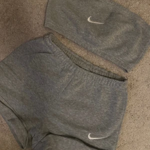 NIKE MJUKIS-SET DAM - Köpt för ca 1 år sedan- i bra skick men använt. Materialet är skönt, och tyget inte missfärgat eller på annat sätt sönder utan som ny!   Anledning till att jag säljer beror på brist av användning.   Storlek S men passar även M- och XS!