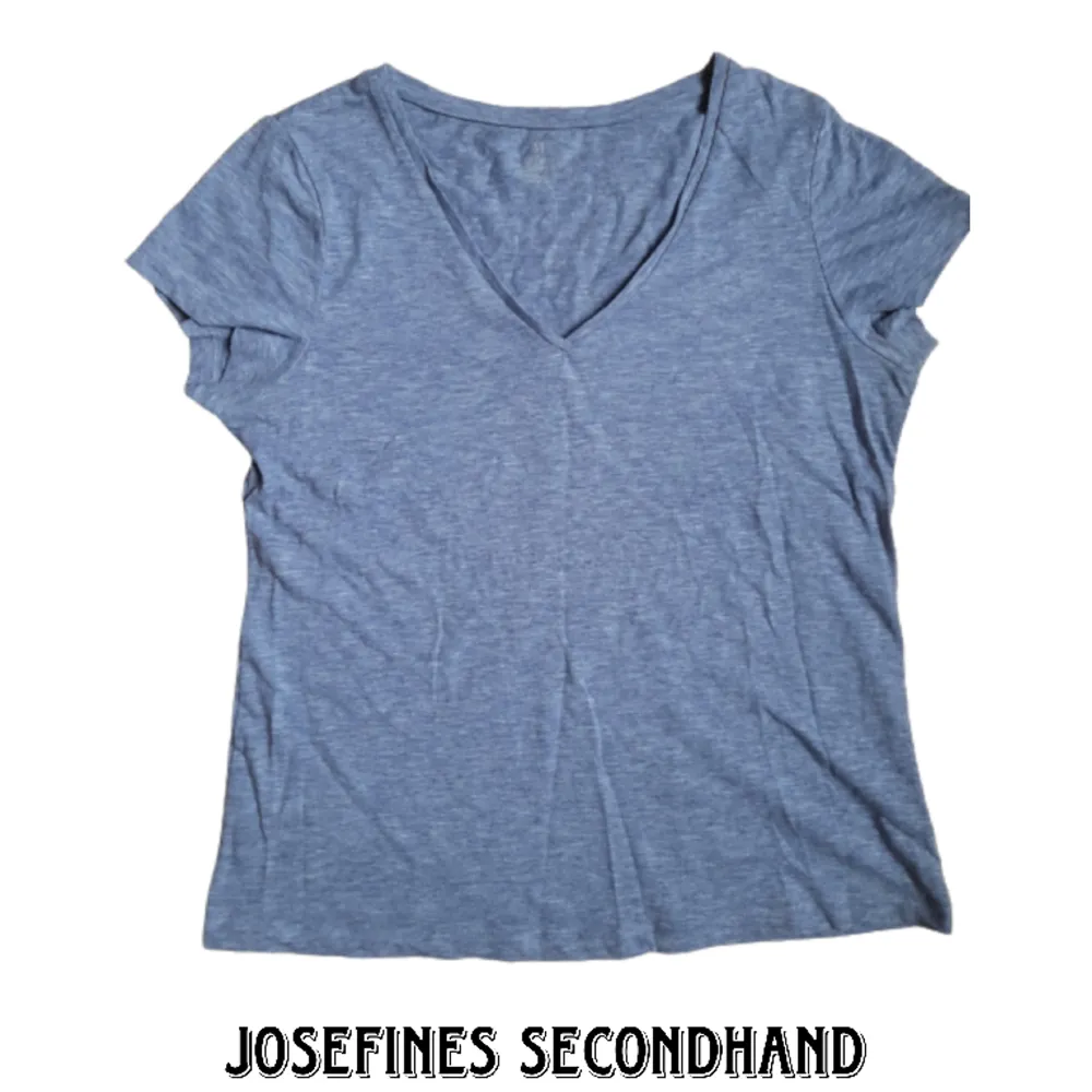Ljusblå tröja med v-neck. Knappt använd. Använd gärna köp nu/prisförslag funktionen. T-shirts.
