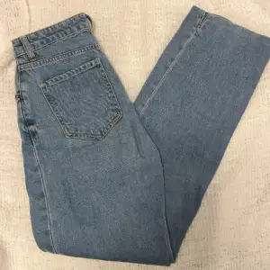 Jättefina jeans från Zara. Högmidja och passar de runt 160 cm. Använda men i fint skick. Säljer då dem tyvärr inte passar längre. Strl 34