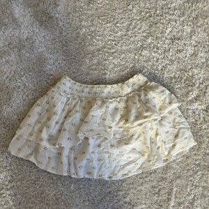 Söt kjol från Zara - Supersöt zara kjol som passar superbra till mycket! Kjolen har använts endast ett fåtal gånger och säljs därför!
