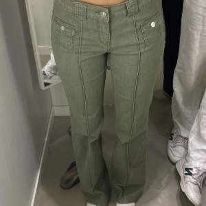 Säljer mina populära HM jeans i grön, då dom inte kommer till användning. Aldrig använda så dom är nyskick, skriv för fler bilder💕 storlek 38 men passar mig som har 36