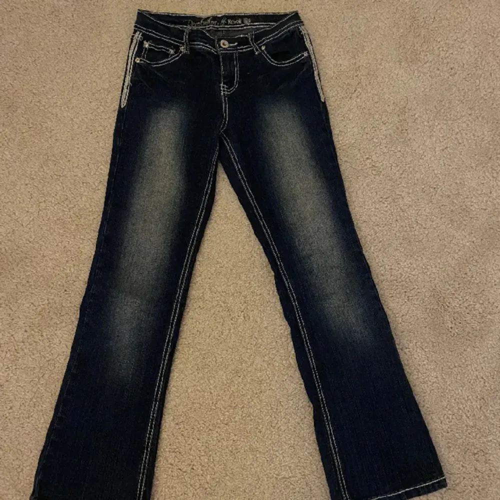 Säljer dom här sjukt snygga jeansen då de var lite för korta för mig, är 157 cm å de var lite korta men annars satt dom bra (lånade bilder). Jeans & Byxor.