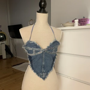 Jeanstopp  - Supercool jeans topp som är handsydd av en designer jag träffade i Bangkok. Enbart Intressekoll atm. Föreslå pris. 