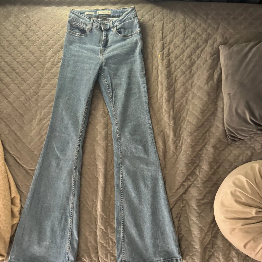 Flaer jeans från mango. Jeans & Byxor.
