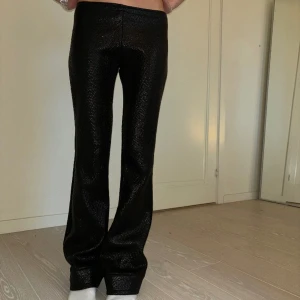 Skinnbyxor  - Skitcoola byxor i jätteskönt typ ”sweatshirt” tyg men som har ”skinn” effekt så de är jättesköna men ändå sjukt snygga😍 midjemått 37 rakt över men lite stretchiga, innerbenslängd 85 (jag är 175)