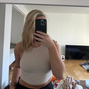 Linne - Säljer detta linnet i storlek S. Använd ett par gånger men i väldigt bra skick. 