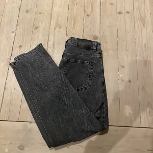 Grunt jeans från kidsbrandstore - Säljer ett par grunt jeans från kidsbrandstore. Skick 8/10 Ny pris på de är 599kr  Färgen är brun svart