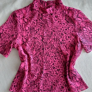 Y2k topp  - Snygg 2000s mesh topp med leopard/zebra mönster i bra skick 🎀 