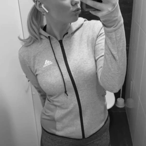 tränings tröja  - grå tränings tröja som är lite tunnare